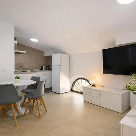 Center R2 Apartment *